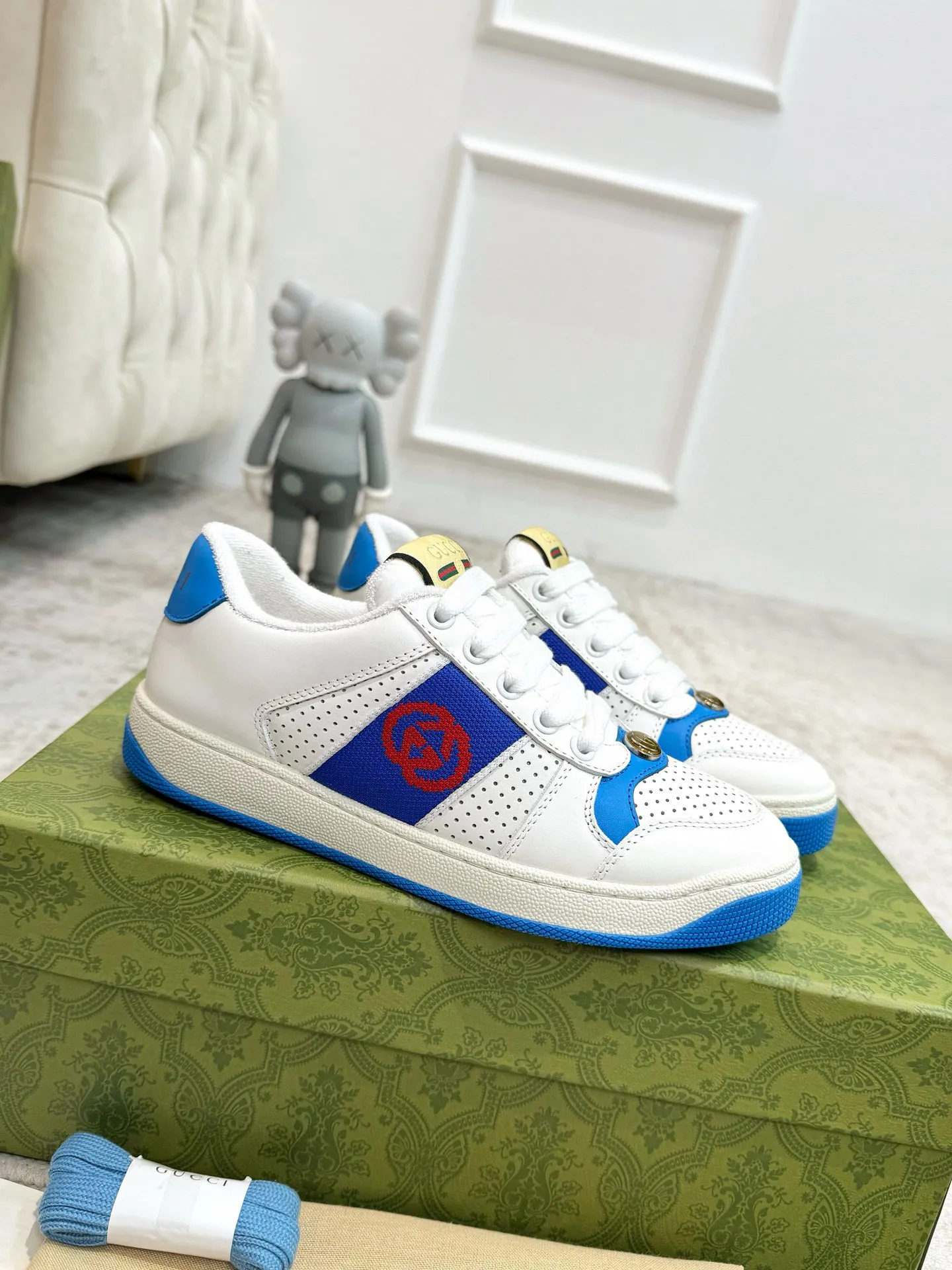 Ex-factory price: 540💰 GUCCI Gucci's newly upgraded back cover lining, top-notch old dirty shoes, classic casual sports shoes for couples, retro sneakers and old G family dirty shoes, updated at the counter simultaneously! ①The shoe upper has the same water-based edge coating process as the original version⚠️The ordinary oil edges on the market have a strong glue feel and are easy to fall off! Grade A first-layer nubuck leather (with pores)/matching computer embroidered double G cloth, high-density terry velvet lining. ② A PVC transparent small round mark sealing line is added to the details of the midsole. The mold is opened six times and the jewelry craftsmanship is used to customize the two-color double G buckle, striving to be the same as the original version. A pair of buttons is more than three times more expensive than ordinary buckles on the market. ③An old two-color washable label, the chip is placed on the outer waist of the right foot, the entire shoe is completely hollowed out with rubber technology, TUP material (rubber to distinguish the market) with the latest green packaging from the counter, 3D printed handbag, and a pair of shoelaces. There is no pressure when entering and exiting the counter. You can buy a 1:1 accurate replica of the original version and modify and upgrade it repeatedly. The details are perfectly restored, the materials are all customized, and they are truly top-notch. Please look at the details clearly to identify the quality. Upper: First-layer frosted cowhide/embroidered double G cloth. Lining: original high-density velvet lining. Foot pads: original pearlescent sheepskin. Outsole: private molded vacuum TPU material. Packaging: original top-grade full set packaging at the counter. Shoe size: women's size 35-40, men's size 39-44 (men's size 38, 45🉑️customized, non-returnable)